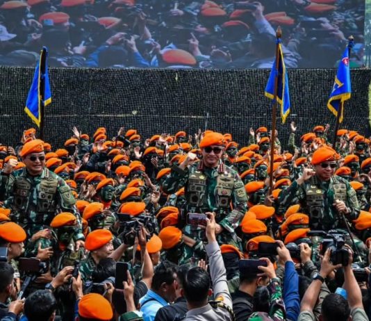 Pangkostrad Hadiri Pengukuhan Lima Pimpinan TNI-Polri sebagai Warga Kehormatan Korpasgat FOTO: Kapolri Jenderal Polisi Dr. (H.C.) Suyudi Ario Seto, S.I.K., S.H., M.Si., saat menghadiri pengukuhan lima pimpinan TNI-Polri sebagai Warga Kehormatan Korps Pasukan Gerak Cepat (Korpasgat) di Mako Korpasgat, Bandung, Senin (26/10/2026). (Dok. Puspen TNI)