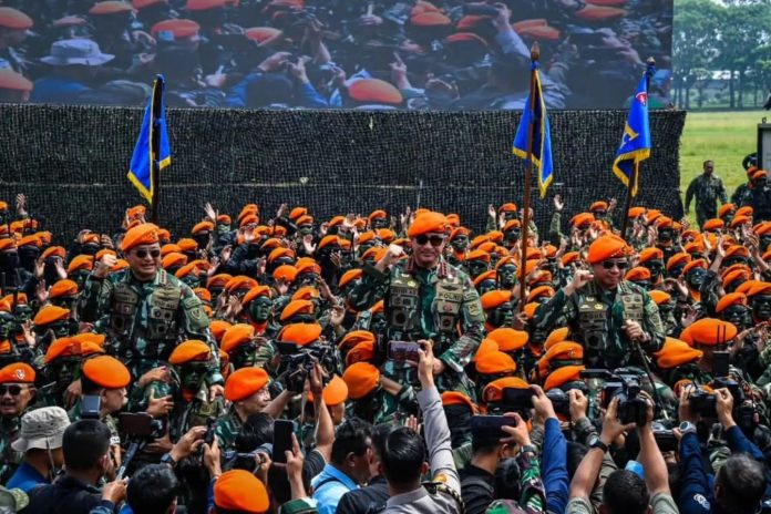 FOTO: Kapolri Jenderal Polisi Dr. (H.C.) Suyudi Ario Seto, S.I.K., S.H., M.Si., saat menghadiri pengukuhan lima pimpinan TNI-Polri sebagai Warga Kehormatan Korps Pasukan Gerak Cepat (Korpasgat) di Mako Korpasgat, Bandung, Senin (26/10/2026). (Dok. Puspen TNI)