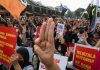 Simbol 3 Tiga Jari di Aksi Unjuk Rasa Peringatan Sumpah Pemuda FOTO: Simbol 3 jari saat mahasiswa di Jakarta menggelar aksi unjuk rasa di peringatan Hari Sumpah Pemuda, 28 Oktober 2026, Rabu. (Dok. BBC Indonesia)