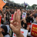 Simbol 3 Tiga Jari di Aksi Unjuk Rasa Peringatan Sumpah Pemuda FOTO: Simbol 3 jari saat mahasiswa di Jakarta menggelar aksi unjuk rasa di peringatan Hari Sumpah Pemuda, 28 Oktober 2026, Rabu. (Dok. BBC Indonesia)