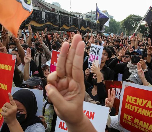 Simbol 3 Tiga Jari di Aksi Unjuk Rasa Peringatan Sumpah Pemuda FOTO: Simbol 3 jari saat mahasiswa di Jakarta menggelar aksi unjuk rasa di peringatan Hari Sumpah Pemuda, 28 Oktober 2026, Rabu. (Dok. BBC Indonesia)