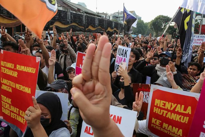 FOTO: Simbol 3 jari saat mahasiswa di Jakarta menggelar aksi unjuk rasa di peringatan Hari Sumpah Pemuda, 28 Oktober 2026, Rabu. (Dok. BBC Indonesia) FOTO: Simbol 3 jari saat mahasiswa di Jakarta menggelar aksi unjuk rasa di peringatan Hari Sumpah Pemuda, 28 Oktober 2026, Rabu. (Dok. BBC Indonesia)
