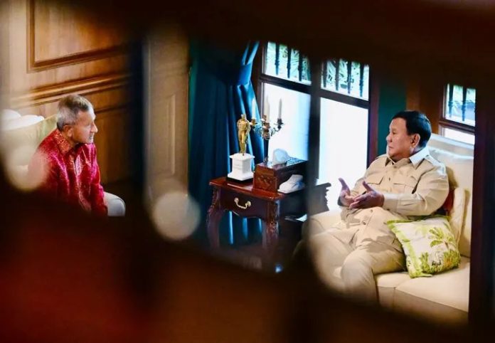 FOTO: Presiden RI Prabowo Subianto saat menerima permohonan pertemuan Menteri Luar Negeri (Menlu) Singapura Vivian Balakrishnan di kediamannya di Hambalang, Kabupaten Bogor, Jawa Barat, Rabu (28/10/2026) sore. (Sumber: BPMI Setpres)