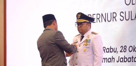 Usai Dilantik Jadi Bupati, Darmawangsyah: Kita Lanjutkan Pembangunan untuk Gowa Yang Lebih Baik FOTO: Gubernur Sulawesi Selatan, Andi Sudirman Sulaiman, resmi melantik Darmawangsyah Muin sebagai Bupati Gowa definitif untuk sisa masa jabatan 2025–2030 di Aula Asta Cita, Rumah Jabatan Gubernur Sulawesi Selatan, Makassar. (ist)