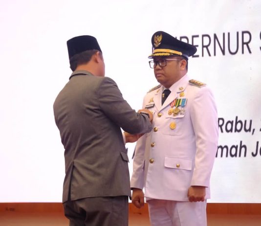 Usai Dilantik Jadi Bupati, Darmawangsyah: Kita Lanjutkan Pembangunan untuk Gowa Yang Lebih Baik FOTO: Gubernur Sulawesi Selatan, Andi Sudirman Sulaiman, resmi melantik Darmawangsyah Muin sebagai Bupati Gowa definitif untuk sisa masa jabatan 2025–2030 di Aula Asta Cita, Rumah Jabatan Gubernur Sulawesi Selatan, Makassar. (ist)