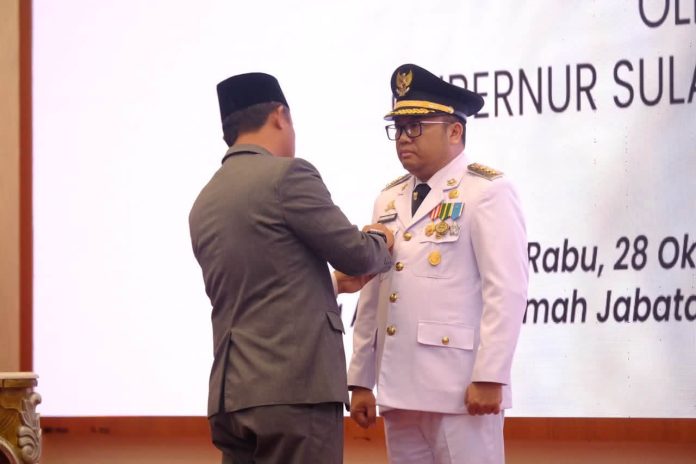 FOTO: Gubernur Sulawesi Selatan, Andi Sudirman Sulaiman, resmi melantik Darmawangsyah Muin sebagai Bupati Gowa definitif untuk sisa masa jabatan 2025–2030 di Aula Asta Cita, Rumah Jabatan Gubernur Sulawesi Selatan, Makassar. (ist) FOTO: Gubernur Sulawesi Selatan, Andi Sudirman Sulaiman, resmi melantik Darmawangsyah Muin sebagai Bupati Gowa definitif untuk sisa masa jabatan 2025–2030 di Aula Asta Cita, Rumah Jabatan Gubernur Sulawesi Selatan, Makassar. (ist)