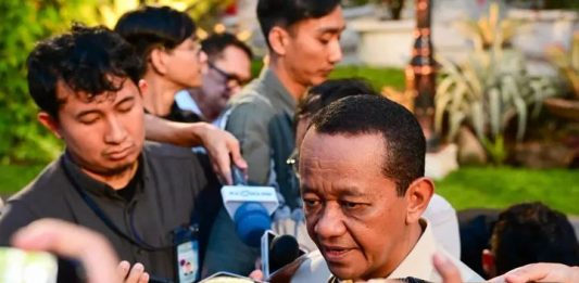 Temui Presiden Bahlil Laporkan Perkembangan Program Listrik Desa FOTO: Menteri Koordinator Bidang Hilirisasi dan Transisi Energi Bahlil Lahadalia, Kamis (29/10/2026). (Sumber: BPMI Setpres)
