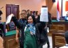 Ini Alasan Denny Indrayana Cabut Gugatan dan Walk Out di Perkara Suket Gibran FOTO: Mercy Sihombing saat meninggalkan ruang Pengadilan Tata Usaha Negara (PTUN) Jakarta berlangsung panas, Kamis (29/10/2026). (Dok via media sosial)