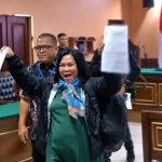 Ini Alasan Denny Indrayana Cabut Gugatan dan Walk Out di Perkara Suket Gibran FOTO: Mercy Sihombing saat meninggalkan ruang Pengadilan Tata Usaha Negara (PTUN) Jakarta berlangsung panas, Kamis (29/10/2026). (Dok via media sosial)