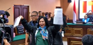 Ini Alasan Denny Indrayana Cabut Gugatan dan Walk Out di Perkara Suket Gibran FOTO: Mercy Sihombing saat meninggalkan ruang Pengadilan Tata Usaha Negara (PTUN) Jakarta berlangsung panas, Kamis (29/10/2026). (Dok via media sosial)
