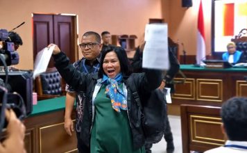 Ini Alasan Denny Indrayana Cabut Gugatan dan Walk Out di Perkara Suket Gibran FOTO: Mercy Sihombing saat meninggalkan ruang Pengadilan Tata Usaha Negara (PTUN) Jakarta berlangsung panas, Kamis (29/10/2026). (Dok via media sosial)