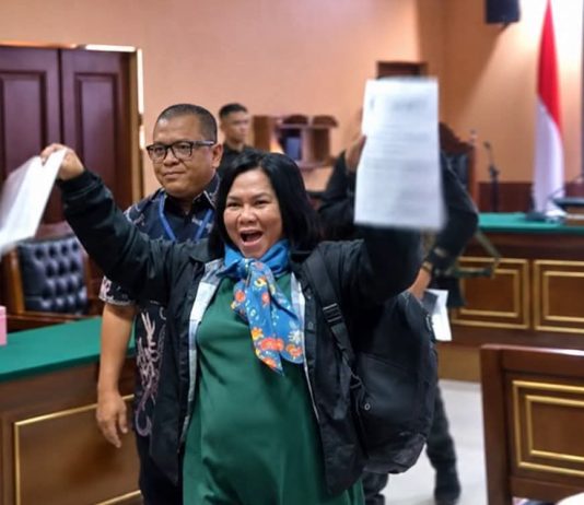Ini Alasan Denny Indrayana Cabut Gugatan dan Walk Out di Perkara Suket Gibran FOTO: Mercy Sihombing saat meninggalkan ruang Pengadilan Tata Usaha Negara (PTUN) Jakarta berlangsung panas, Kamis (29/10/2026). (Dok via media sosial)