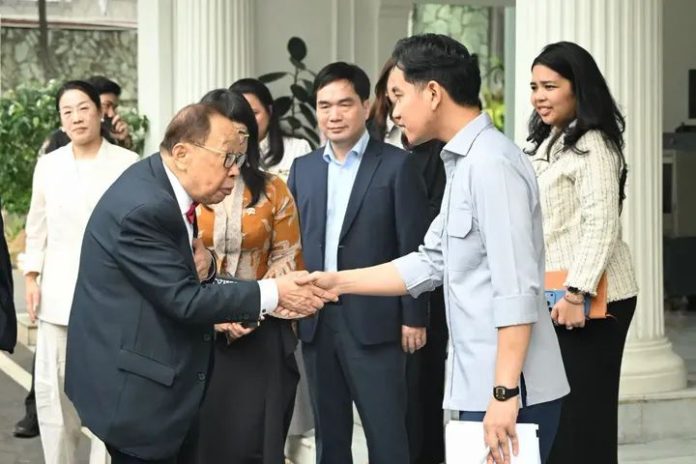 FOTO: Wakil Presiden (Wapres) Gibran Rakabuming menerima Prof. Ching-Chuen Chan, akademisi kelahiran Magelang yang menjabat sebagai Distinguished Chair Professor of Electric Vehicles and Smart Energy di Hong Kong Polytechnic University, di Istana Wakil Presiden, Jakarta, Rabu (28/10/2026). (Sumber: BPMI Setwapres)