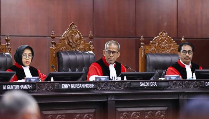 FOTO: Sidang PHPU itu di pimpin Prof. Dr. Saldi Isra, Wakil Ketua/Hakim Ketua Panel, Anggota Panel Hakim Didampingi oleh Hakim Konstitusi Adies Kadir dan Hakim Konstitusi Liliek Prisbawono Adi. (Ist)