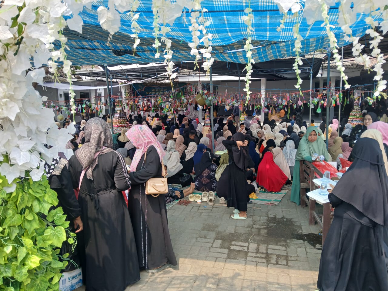 Suasana Peringatan Maulid Nabi & Selamatan Desa Sempol ke-125: Hadirkan Qasidah Burdah Sukerejo Bersama Nyai Uswatun Hasanah, Ning Susi, dan Syarifah Khotijah. Kamis, (1/10/2026).