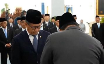 Rocky Gerung Resmi Dilantik Jadi Wantimpres FOTO: Akademisi dan pengamat politik Rocky Gerung resmi dilantik oleh Presiden Prabowo Subianto sebagai anggota Dewan Pertimbangan Presiden (Wantimpres) di Istana Kepresidenan, Jakarta, pada Jumat, 2 Oktober 2026. (Tangkap layar)
