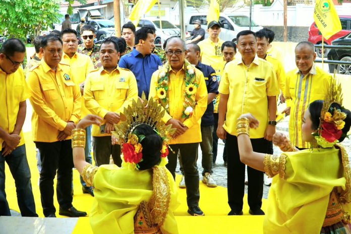 FOTO: Ilham Arief Sirajuddin (IAS) didampingi Sekertaris DPD I Golkar Sulsel Rahman Pina di Kabupaten Kepulauan Selayar.