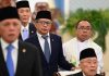 Gaji Per-anggota Wantimpres Rp76,5 Juta Sebulan dapat Fasilitas dari Negara Disetarakan dengan Menteri FOTO: Akademisi dan pengamat politik Rocky Gerung resmi dilantik oleh Presiden Prabowo Subianto sebagai anggota Dewan Pertimbangan Presiden (Wantimpres) di Istana Kepresidenan, Jakarta, pada Jumat, 2 Oktober 2026. (Dok Seskab)