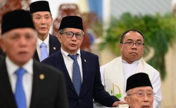 Gaji Per-anggota Wantimpres Rp76,5 Juta Sebulan dapat Fasilitas dari Negara Disetarakan dengan Menteri FOTO: Akademisi dan pengamat politik Rocky Gerung resmi dilantik oleh Presiden Prabowo Subianto sebagai anggota Dewan Pertimbangan Presiden (Wantimpres) di Istana Kepresidenan, Jakarta, pada Jumat, 2 Oktober 2026. (Dok Seskab)