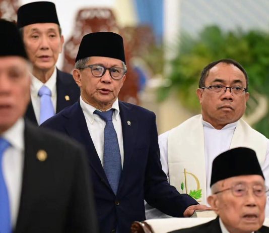 Gaji Per-anggota Wantimpres Rp76,5 Juta Sebulan dapat Fasilitas dari Negara Disetarakan dengan Menteri FOTO: Akademisi dan pengamat politik Rocky Gerung resmi dilantik oleh Presiden Prabowo Subianto sebagai anggota Dewan Pertimbangan Presiden (Wantimpres) di Istana Kepresidenan, Jakarta, pada Jumat, 2 Oktober 2026. (Dok Seskab)