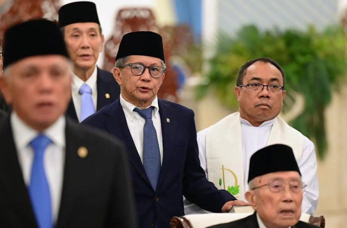 FOTO: Akademisi dan pengamat politik Rocky Gerung resmi dilantik oleh Presiden Prabowo Subianto sebagai anggota Dewan Pertimbangan Presiden (Wantimpres) di Istana Kepresidenan, Jakarta, pada Jumat, 2 Oktober 2026. (Dok Seskab)
