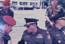 Kisah LB Moerdani Tak Sudi Lagi Pakai Baret Merah FOTO: Panglima ABRI Jendral LB Moerdani, Danjen Kopassandha Brigjen Sintong Panjaitan dan Kolonel Luhit Binsar Panjaitan 1985. (Dok via Facebook)