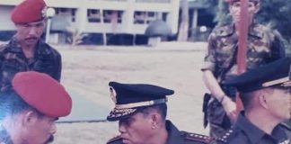 Kisah LB Moerdani Tak Sudi Lagi Pakai Baret Merah FOTO: Panglima ABRI Jendral LB Moerdani, Danjen Kopassandha Brigjen Sintong Panjaitan dan Kolonel Luhit Binsar Panjaitan 1985. (Dok via Facebook)