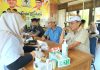 Melalui Baksos Pemeriksaan Kesehatan Gratis, Warga Kepulauan Selayar Puji Aksi Kemanusian Partai Golkar FOTO: Warga Selayar mengikuti Bakti sosial (Baksos), pemeriksaan kesehatan gratis yang digelar DPD II Golkar Kepulauan Selayar.