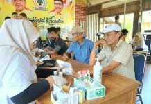 Melalui Baksos Pemeriksaan Kesehatan Gratis, Warga Kepulauan Selayar Puji Aksi Kemanusian Partai Golkar FOTO: Warga Selayar mengikuti Bakti sosial (Baksos), pemeriksaan kesehatan gratis yang digelar DPD II Golkar Kepulauan Selayar.