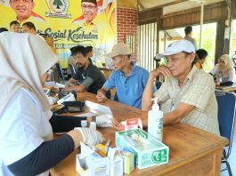 Melalui Baksos Pemeriksaan Kesehatan Gratis, Warga Kepulauan Selayar Puji Aksi Kemanusian Partai Golkar FOTO: Warga Selayar mengikuti Bakti sosial (Baksos), pemeriksaan kesehatan gratis yang digelar DPD II Golkar Kepulauan Selayar.
