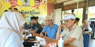 Melalui Baksos Pemeriksaan Kesehatan Gratis, Warga Kepulauan Selayar Puji Aksi Kemanusian Partai Golkar FOTO: Warga Selayar mengikuti Bakti sosial (Baksos), pemeriksaan kesehatan gratis yang digelar DPD II Golkar Kepulauan Selayar.