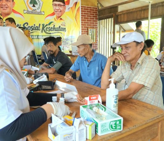 Melalui Baksos Pemeriksaan Kesehatan Gratis, Warga Kepulauan Selayar Puji Aksi Kemanusian Partai Golkar FOTO: Warga Selayar mengikuti Bakti sosial (Baksos), pemeriksaan kesehatan gratis yang digelar DPD II Golkar Kepulauan Selayar.