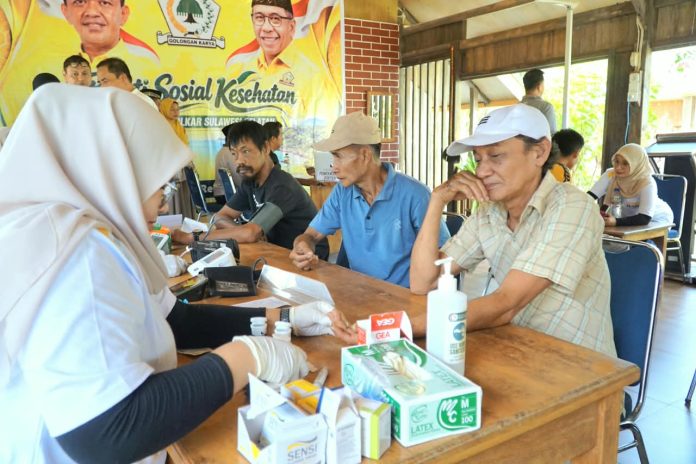 FOTO: Warga Selayar mengikuti Bakti sosial (Baksos), pemeriksaan kesehatan gratis yang digelar DPD II Golkar Kepulauan Selayar.