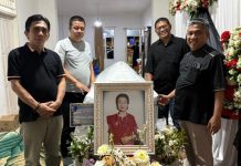 Perjalanan Panjang Sahabat Ferdy Sambo, Makamkan Ridha Sampetondok di Luwu FOTO: Sahabat di SMAN 1 (SMANSA) Makassar, Ferdy Sambo, Muharram Majid (Mus) nomor dua dari kiri saat di rumah duka.