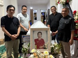 Perjalanan Panjang Sahabat Ferdy Sambo, Makamkan Ridha Sampetondok di Luwu FOTO: Sahabat di SMAN 1 (SMANSA) Makassar, Ferdy Sambo, Muharram Majid (Mus) nomor dua dari kiri saat di rumah duka.