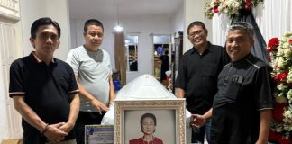 Perjalanan Panjang Sahabat Ferdy Sambo, Makamkan Ridha Sampetondok di Luwu FOTO: Sahabat di SMAN 1 (SMANSA) Makassar, Ferdy Sambo, Muharram Majid (Mus) nomor dua dari kiri saat di rumah duka.