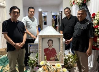 Perjalanan Panjang Sahabat Ferdy Sambo, Makamkan Ridha Sampetondok di Luwu FOTO: Sahabat di SMAN 1 (SMANSA) Makassar, Ferdy Sambo, Muharram Majid (Mus) nomor dua dari kiri saat di rumah duka.