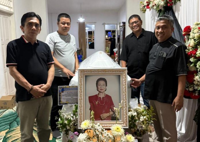 FOTO: Sahabat di SMAN 1 (SMANSA) Makassar, Ferdy Sambo, Muharram Majid (Mus) nomor dua dari kiri saat di rumah duka.