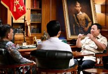 Presiden Panggil Kepala dan Wakil Kepala Bakom ke Hambalang FOTO: Presiden Prabowo Subianto memanggil Kepala Badan Komunikasi Pemerintah (Bakom) Syahganda Nainggolan dan Wakil Kepala Bakom Fadli Tri Hartono ke kediaman Hambalang, Bogor, Jawa Barat, Minggu sore, 4 Oktober 2026. (Dok. Seskab)