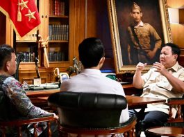 Presiden Panggil Kepala dan Wakil Kepala Bakom ke Hambalang FOTO: Presiden Prabowo Subianto memanggil Kepala Badan Komunikasi Pemerintah (Bakom) Syahganda Nainggolan dan Wakil Kepala Bakom Fadli Tri Hartono ke kediaman Hambalang, Bogor, Jawa Barat, Minggu sore, 4 Oktober 2026. (Dok. Seskab)