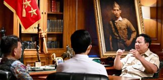 Presiden Panggil Kepala dan Wakil Kepala Bakom ke Hambalang FOTO: Presiden Prabowo Subianto memanggil Kepala Badan Komunikasi Pemerintah (Bakom) Syahganda Nainggolan dan Wakil Kepala Bakom Fadli Tri Hartono ke kediaman Hambalang, Bogor, Jawa Barat, Minggu sore, 4 Oktober 2026. (Dok. Seskab)
