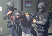 Densus 88 Tetapkan 11 Orang sebagai Tersangka Terorisme di 6 Provinsi FOTO: Salah satu terduga teroris saat diamankan Densus 88. (Dok via Bengkulutoday.com)