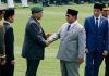 Prabowo Tak Terlihat Salami Jokowi di HUT TNI Jadi Perbincangan FOTO: Dua mantan presiden saat mendampingi Prabowo di HUT TNI Ke 81 Tahun. (ist)