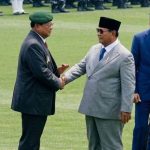 Prabowo Tak Terlihat Salami Jokowi di HUT TNI Jadi Perbincangan FOTO: Dua mantan presiden saat mendampingi Prabowo di HUT TNI Ke 81 Tahun. (ist)