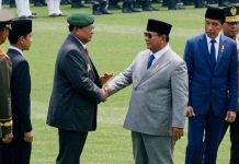 Prabowo Tak Terlihat Salami Jokowi di HUT TNI Jadi Perbincangan FOTO: Dua mantan presiden saat mendampingi Prabowo di HUT TNI Ke 81 Tahun. (ist)