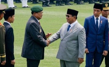 Prabowo Tak Terlihat Salami Jokowi di HUT TNI Jadi Perbincangan FOTO: Dua mantan presiden saat mendampingi Prabowo di HUT TNI Ke 81 Tahun. (ist)