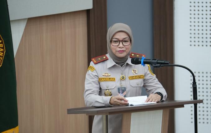FOTO: Kepala Balai Besar Karantina Hewan, Ikan dan Tumbuhan Sulawesi Selatan, Ir. Sitti Chadidjah, M.Si., dalam kegiatan Karantina Goes to Campus 2026 berlangsung di Aula Arsjad Rasyid, Kampus Unhas Tamalanrea, Makassar, Selasa (6/10). FOTO: Kepala Balai Besar Karantina Hewan, Ikan dan Tumbuhan Sulawesi Selatan, Ir. Sitti Chadidjah, M.Si., dalam kegiatan Karantina Goes to Campus 2026 berlangsung di Aula Arsjad Rasyid, Kampus Unhas Tamalanrea, Makassar, Selasa (6/10).