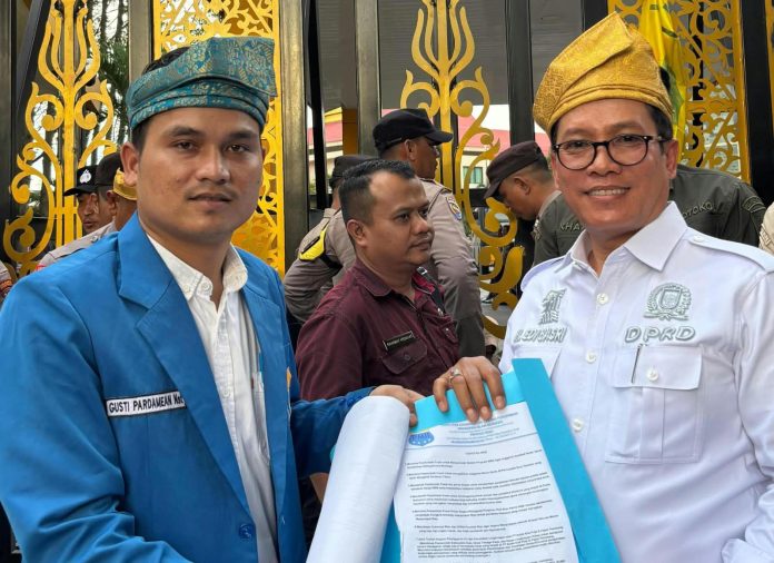 FOTO: Sekretaris PC PMII Kota Pekanbaru, Gusti Pardamean Nasution, Sebelah kiri. (Ist) FOTO: Sekretaris PC PMII Kota Pekanbaru, Gusti Pardamean Nasution, Sebelah kiri. (Ist)