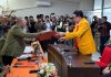 Prof Sukardi Weda Dampingi Prof Suwardi Annas Daftar Balon Rektor UNM FOTO: Prof. Drs. Suwardi Annas, M.Si., Ph.D., yang juga Dekan Fakultas MIPA Universitas Negeri Makassar (UNM), resmi mendatangi Panitia Pilrek (Pemilihan Rektor) UNM Periode 2027-2031 untuk mendaftar sebagai bakal calon Rektor Universitas Negeri Makassar (UNM), Rabu (7/10/2026).