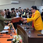 Prof Sukardi Weda Dampingi Prof Suwardi Annas Daftar Balon Rektor UNM FOTO: Prof. Drs. Suwardi Annas, M.Si., Ph.D., yang juga Dekan Fakultas MIPA Universitas Negeri Makassar (UNM), resmi mendatangi Panitia Pilrek (Pemilihan Rektor) UNM Periode 2027-2031 untuk mendaftar sebagai bakal calon Rektor Universitas Negeri Makassar (UNM), Rabu (7/10/2026).